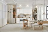 Küche ganz in Weiß mit Holz kombiniert von Ikea