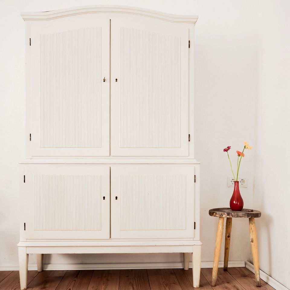 Bauernschrank im Schlafzimmer - [SCHÖNER WOHNEN]