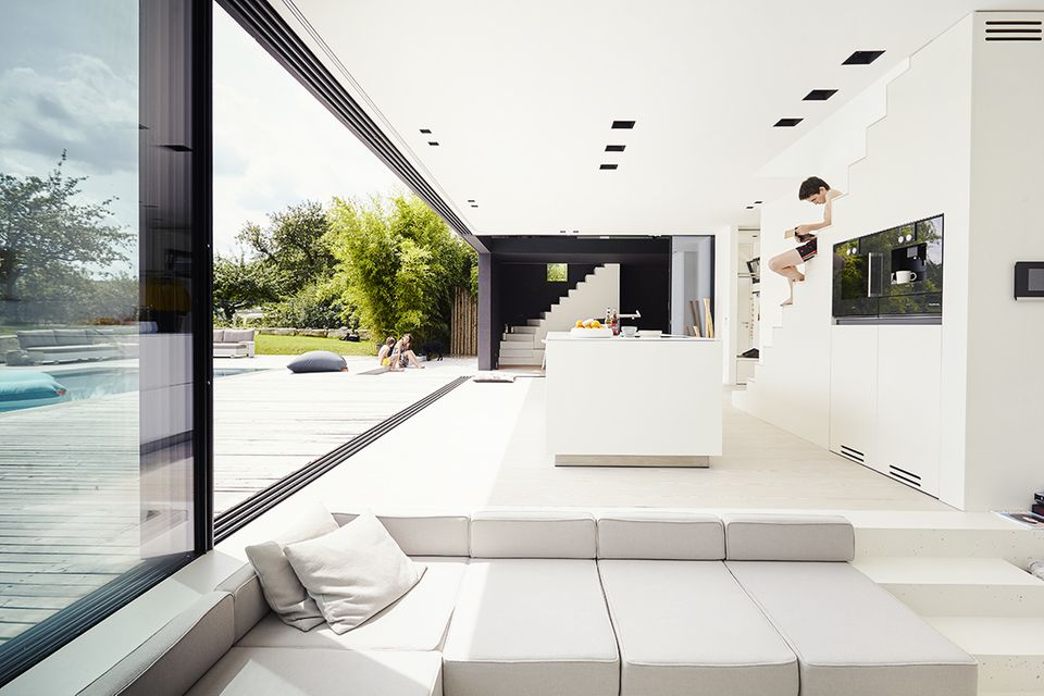 Architektenhaus: Ferienhaus aus Leichtbeton - Wohnraum und Terrasse