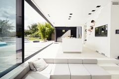 Architektenhaus: Ferienhaus aus Leichtbeton - Wohnraum und Terrasse