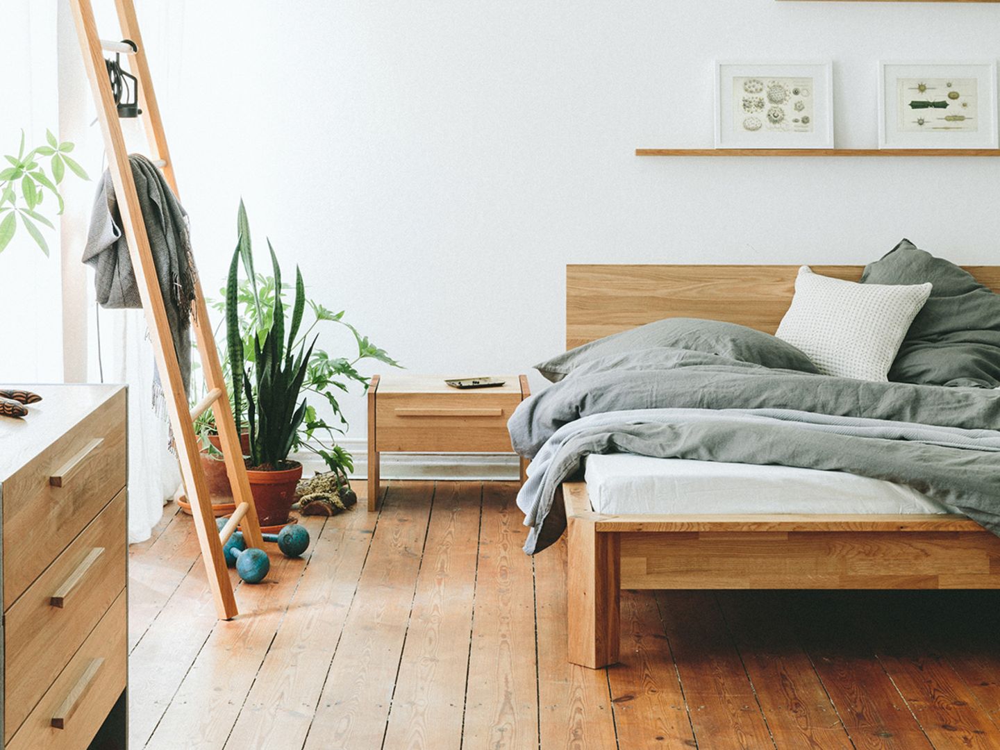 Wandregal über dem Bett – Ordnung im kleinen Stil
