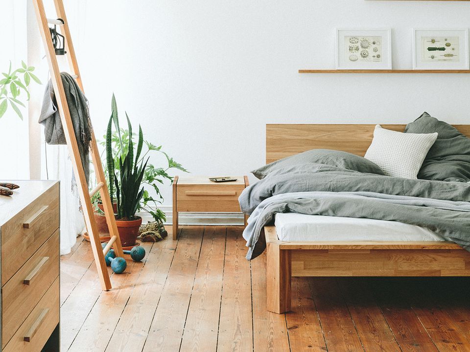 Wandregal über dem Bett Ordnung im kleinen Stil [SCHÖNER WOHNEN]