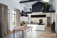 Trafogebäude wird Wohnhaus: Freiraum im Wohnbereich