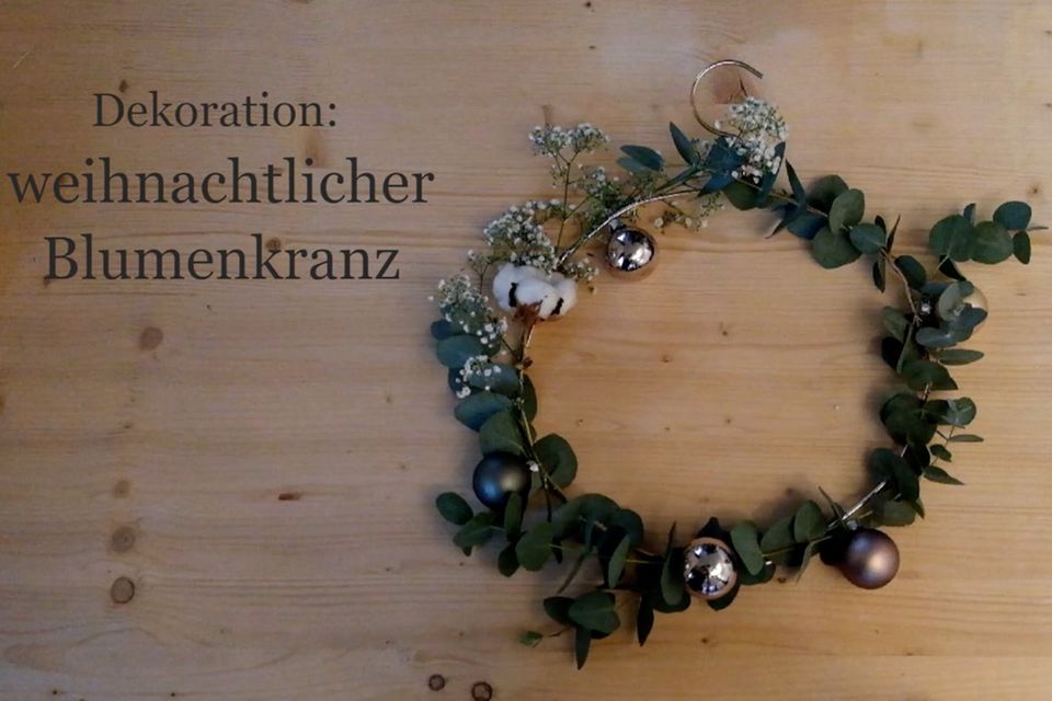 So geht der der weihnachtliche Blumenkranz