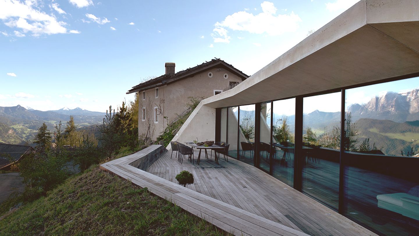 Moderner Anbau im Hang versteckt - [SCHÖNER WOHNEN]