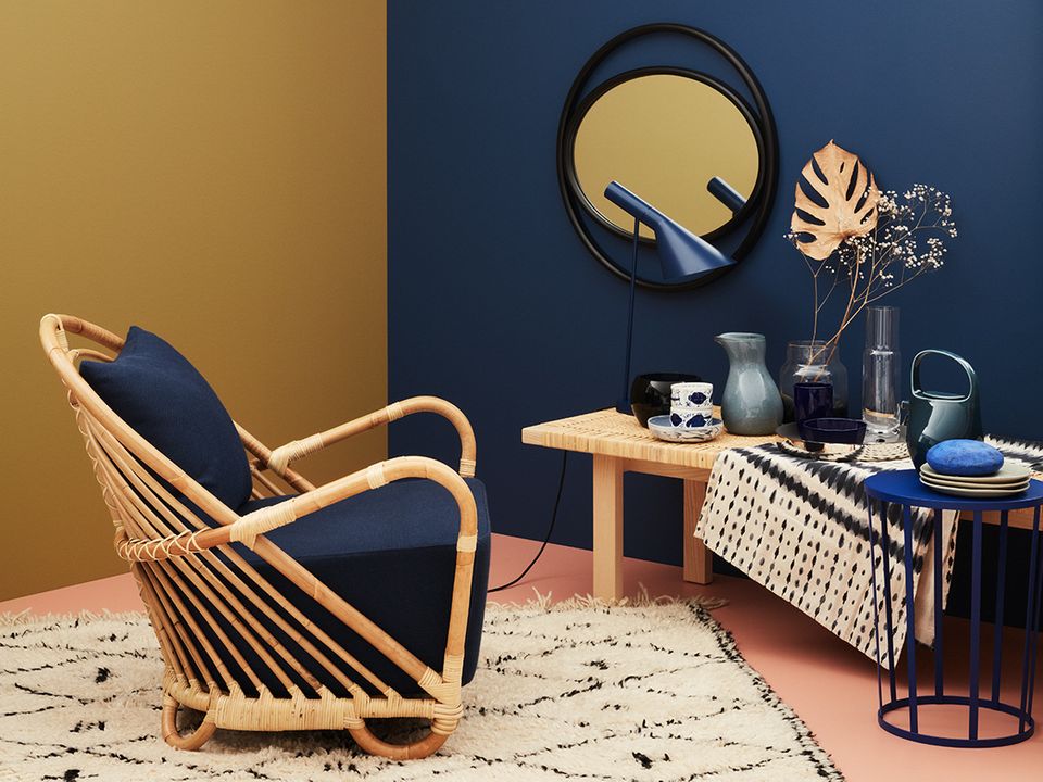 Möbel und Accessoires im neuen Ethnostil - kombiniert mit Gold und Blau