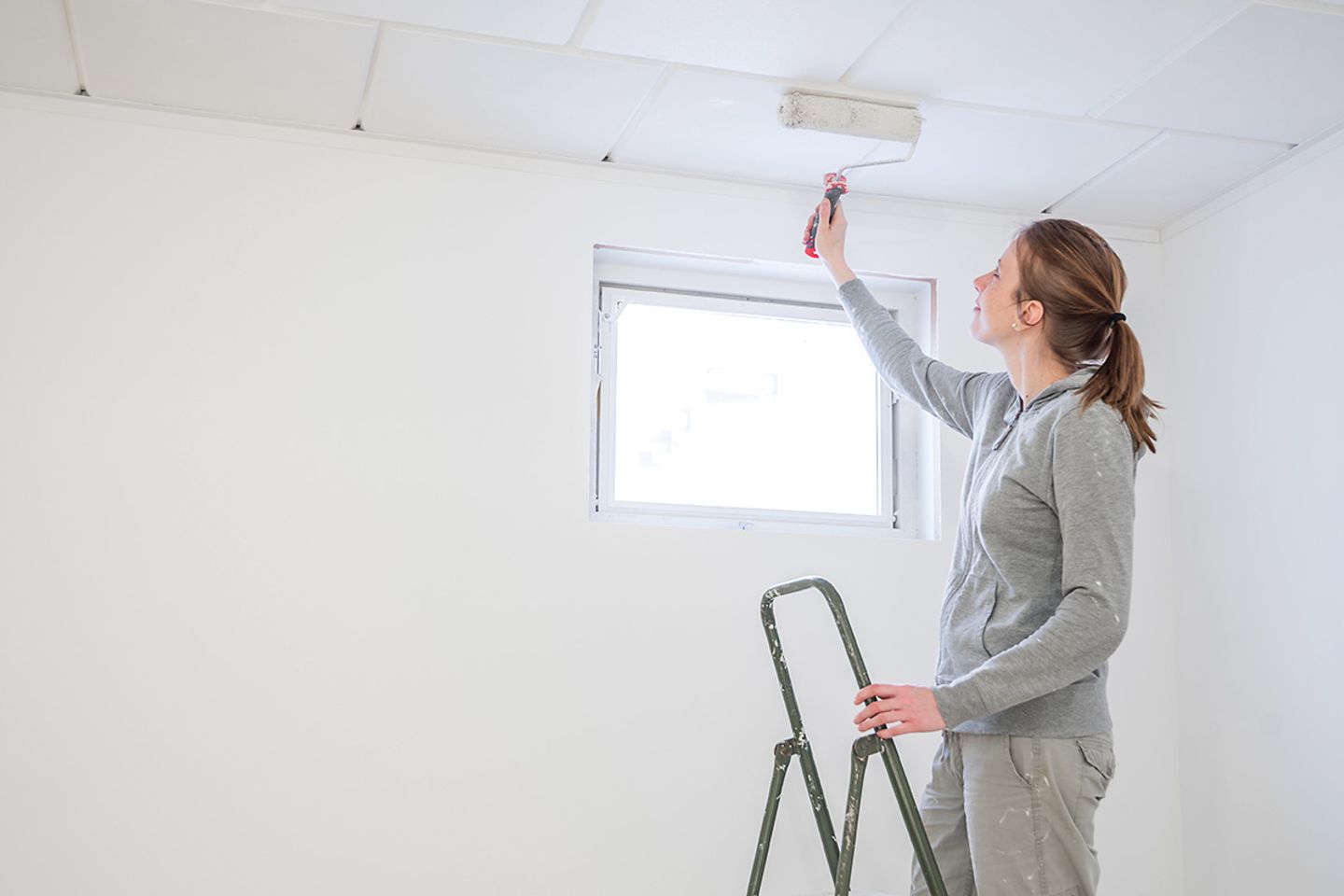 Das Streichen der Decke mit einplanen