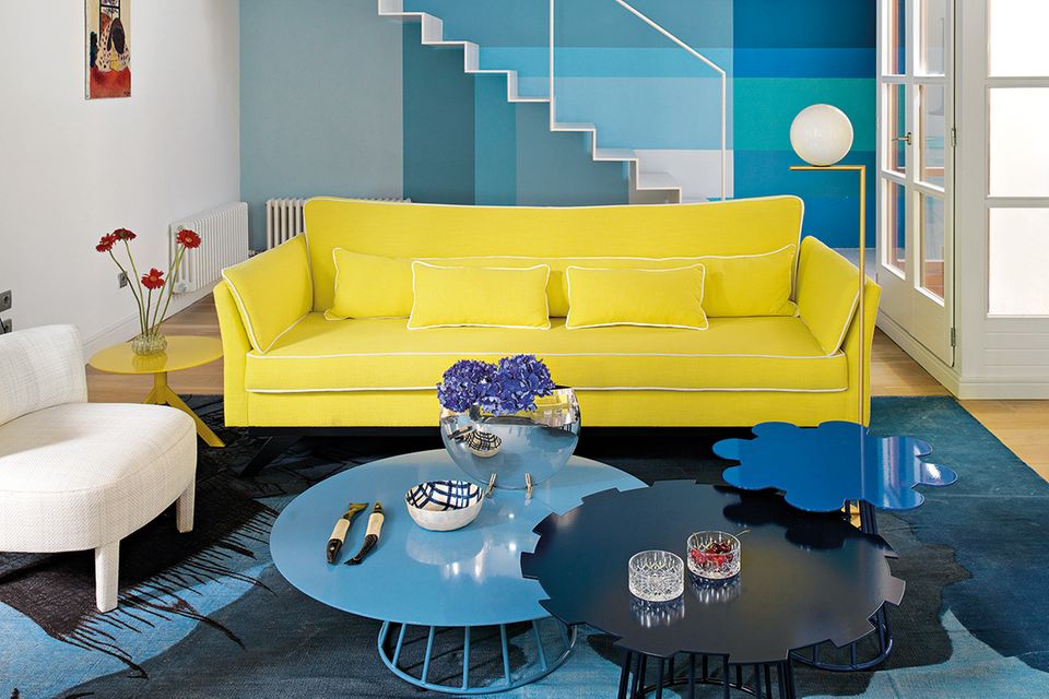 Gelbes Sofa und Metalltische in Wolkenform