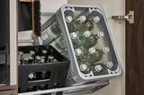 Getränkekisten-Halterung von Leicht im Hauswirtschaftsraum