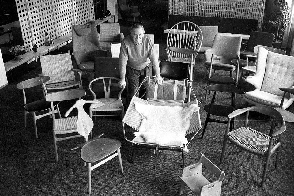 Hans J. Wegner inmiten seiner Stühle