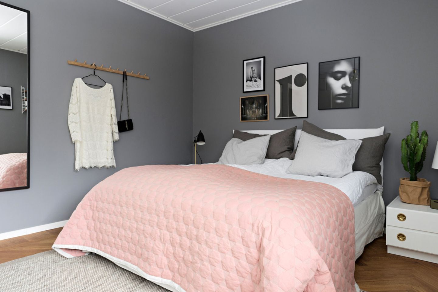 Grau trifft auf Pastell im Schlafzimmer