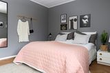 Schlafzimmer im Scandi-Style mit grauer Wand