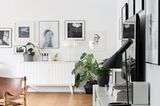 Blick ins Wohnzimmer mit Bildergalerie und Highboard