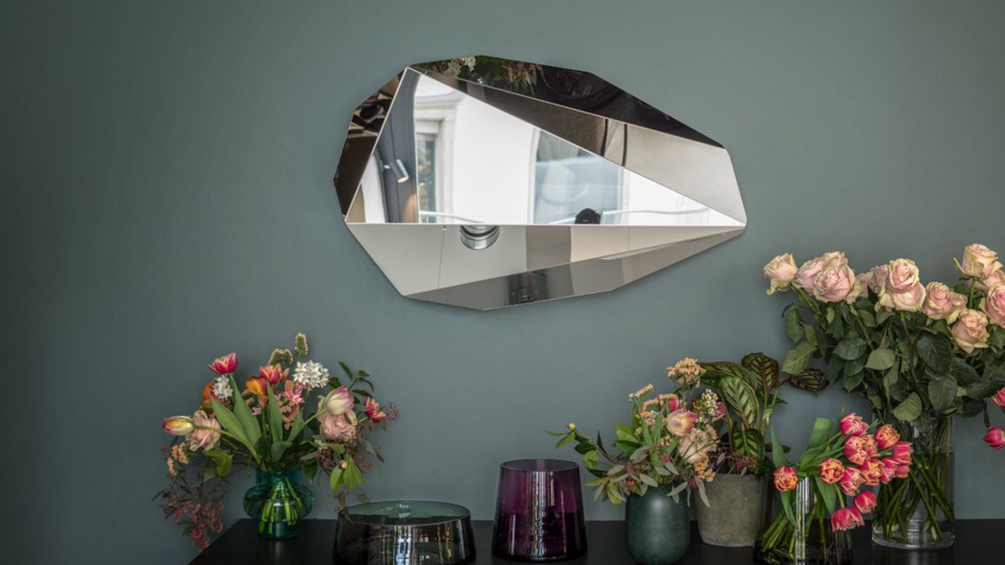 Geometrisch: Spiegel "Piega" von Classicon - [SCHÖNER WOHNEN]
