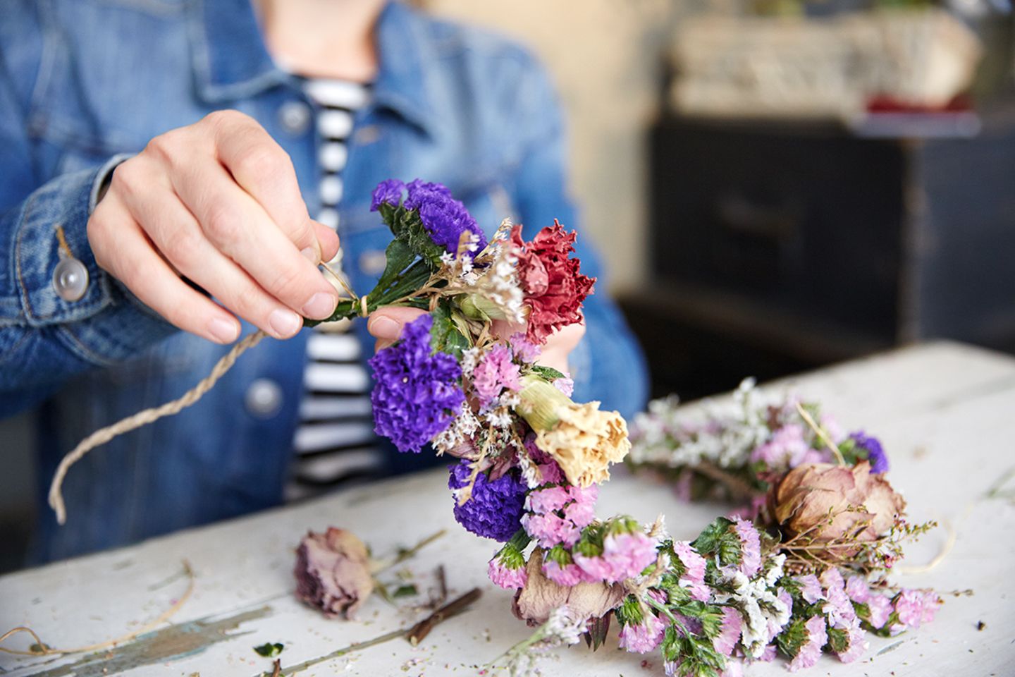 Trockenblumen selber machen: Alles über Kränze & Blüten