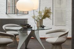 Esszimmer mit Loftatmosphäre und weißen Wänden