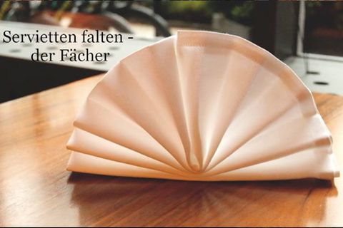 Servietten falten: der Fächer