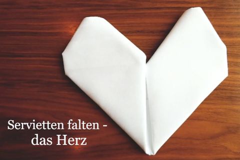Servietten falten: das Herz
