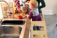 Lernturm "Monti" für Kinder in der Küche