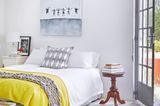Schlafzimmer mit offener Tür zum Innenhof