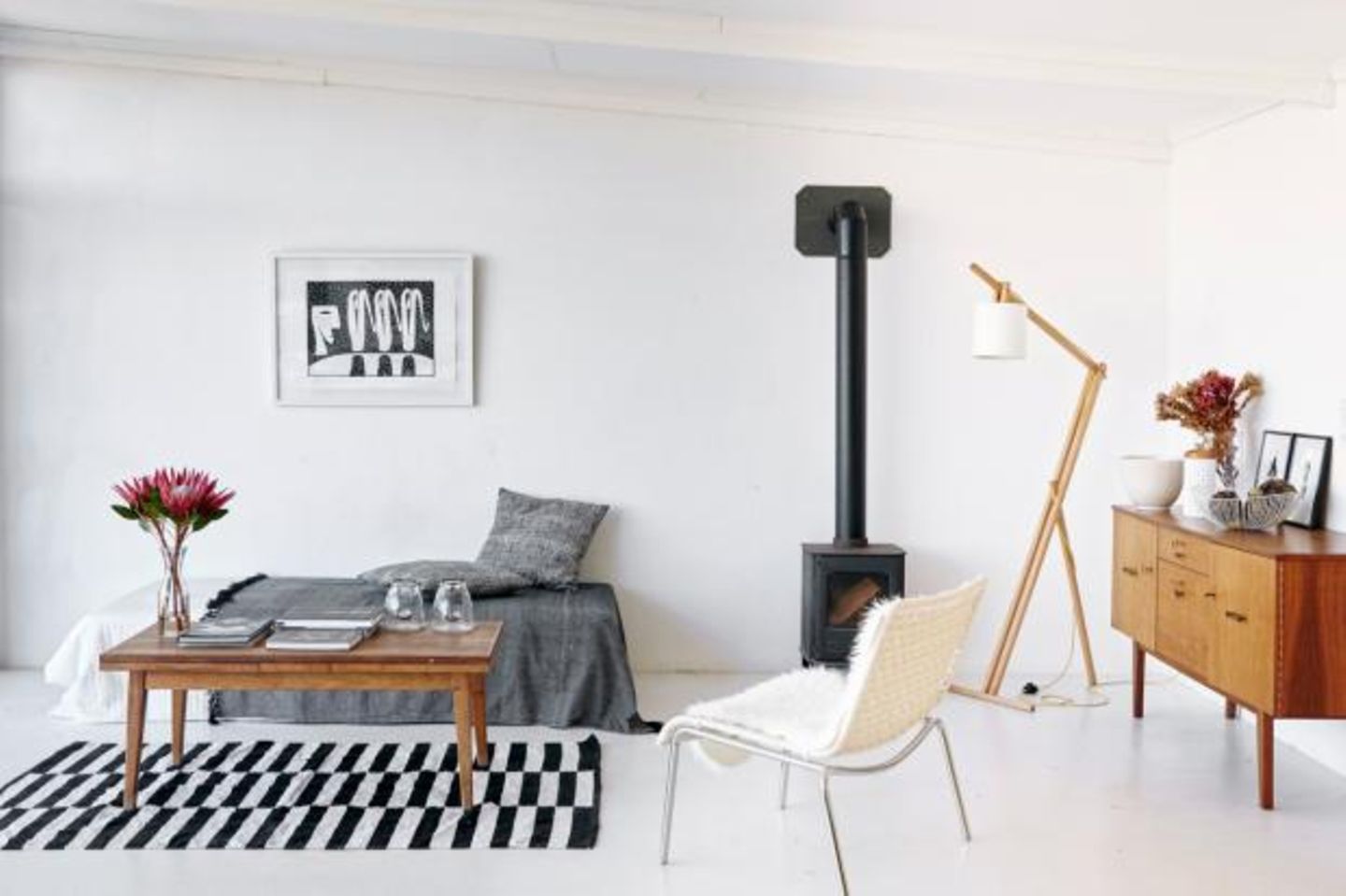 Wohnzimmer mit Ofen und Vintage-Sideboard
