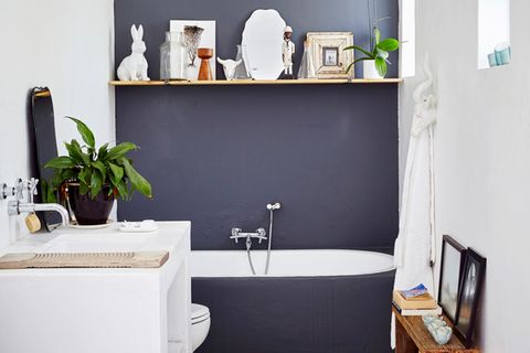 Badezimmer mit grauer Wand