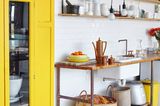 Küchenzeile mit gelbem Holzschrank und Arbeitsfläche