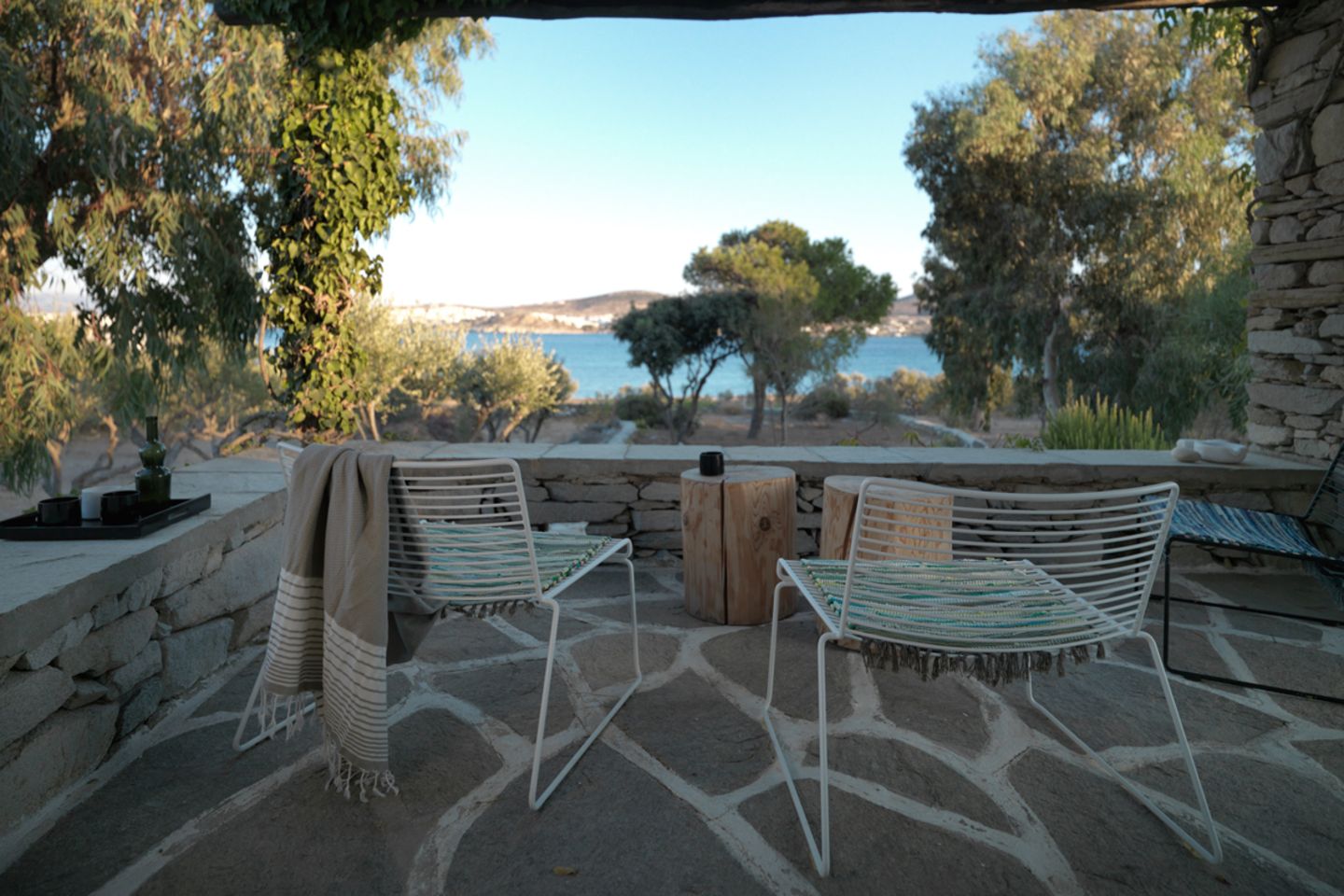 Ausblick aufs Mittelmeer mit Stühlen von Hay
