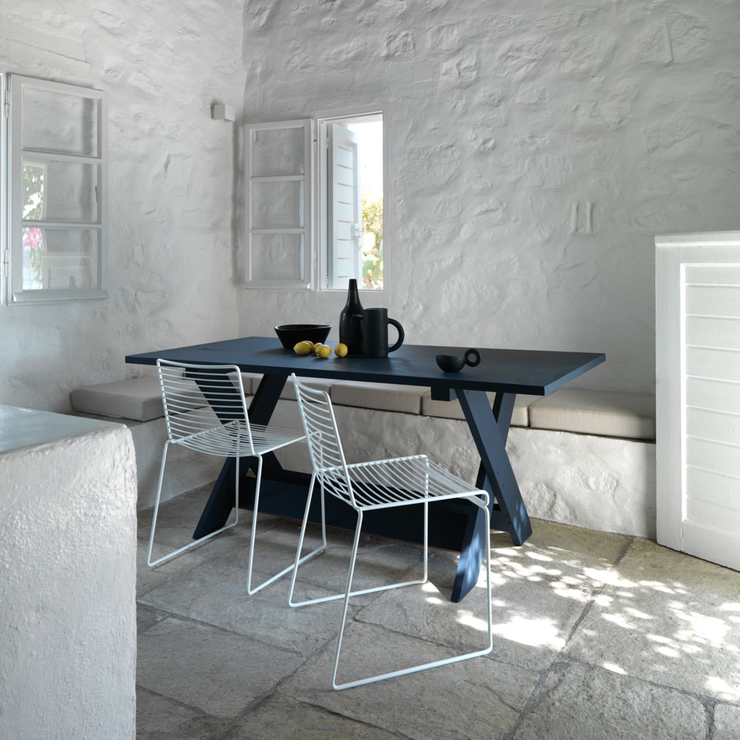 Markanter Holztisch im Ferienhaus auf Paros