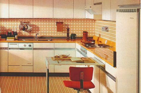 Küche mit orangenem Farbkonzept von Miele, 1969