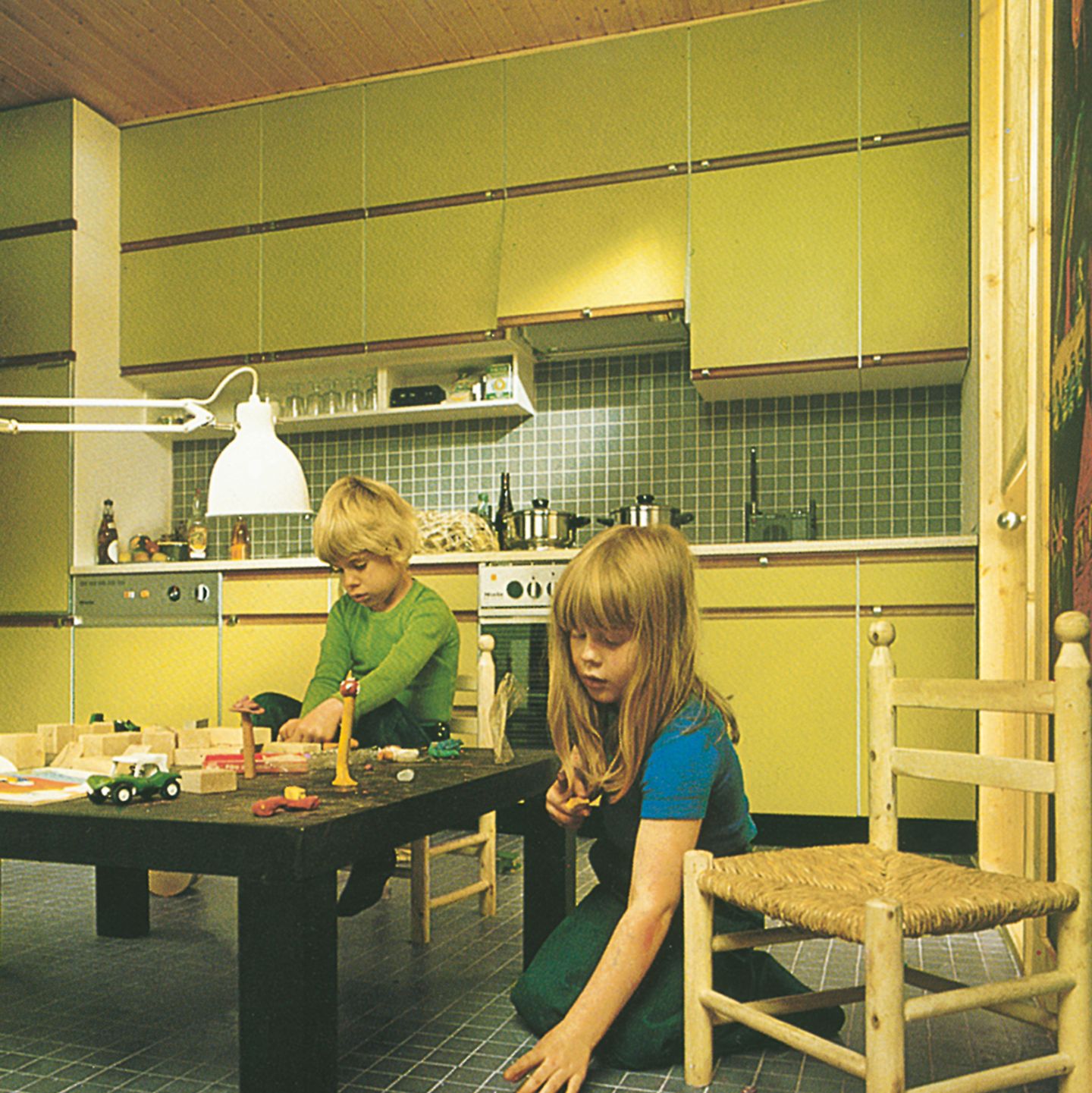Einbauküche mit Kindern im Miele-Katalog, 1975