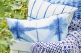 Feine Textilien in BLau und Weiß für die Gartenparty