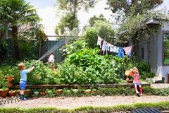 Kinder im Garten vor Gemüsebeet