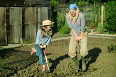 Mutter und Kind im Beet beim Umgraben