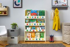 Bücherregal mit Kleinbuchstaben