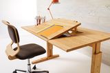 Schreibtisch mit Plattenneigung und Drehstuhl