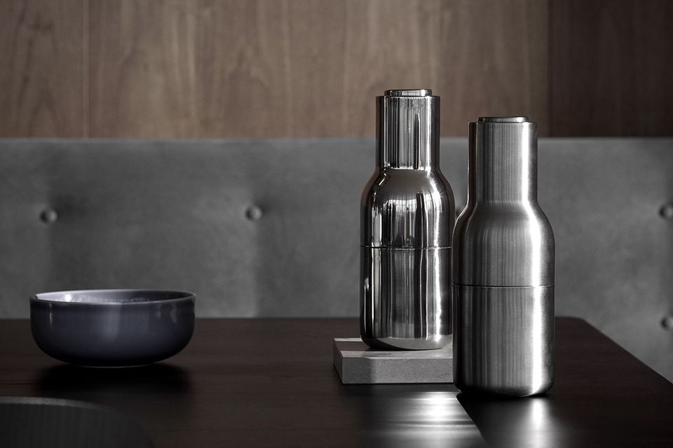 Salz- & Pfeffermühle "Bottle Grinder" von Menu aus glänzendem Metall