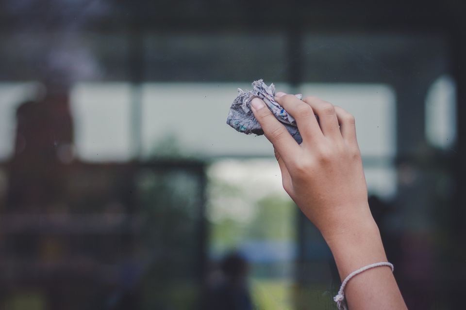 Fenster putzen mit Zeitung