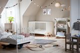 Geschwisterzimmer mit Gitterbett und einem Bett für Kleinkinder von Ikea