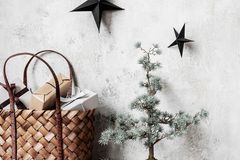 Kleiner Weihnachtsbaum – eingerahmt von Deko und Geschenken