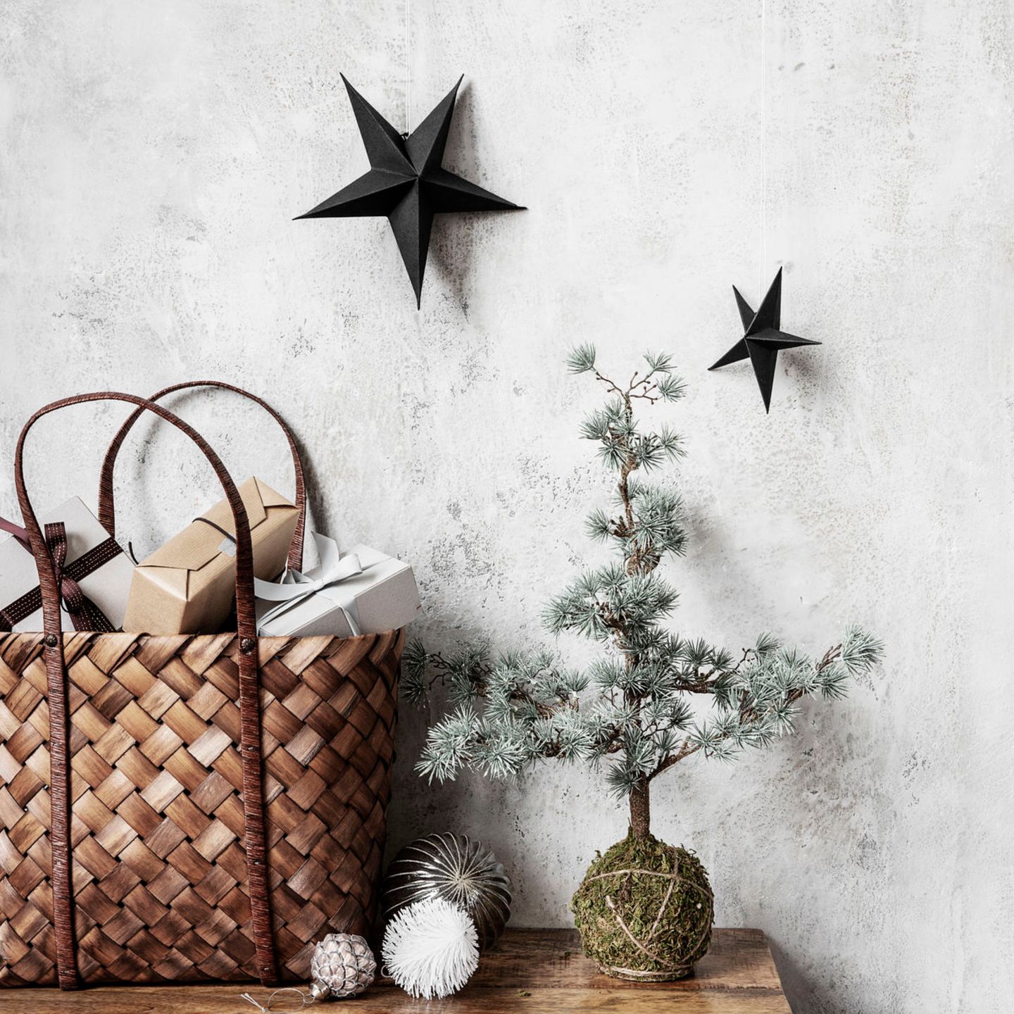 Tipp 2: Den Flur weihnachtlich mit Geschenken dekorieren - [SCHÖNER WOHNEN]