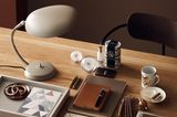 Wohnen in Brauntönen - erdige Farben auf einem Schreibtisch