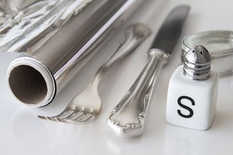 Silber reinigen – mit Alufolie, Salz und heißem Wasser