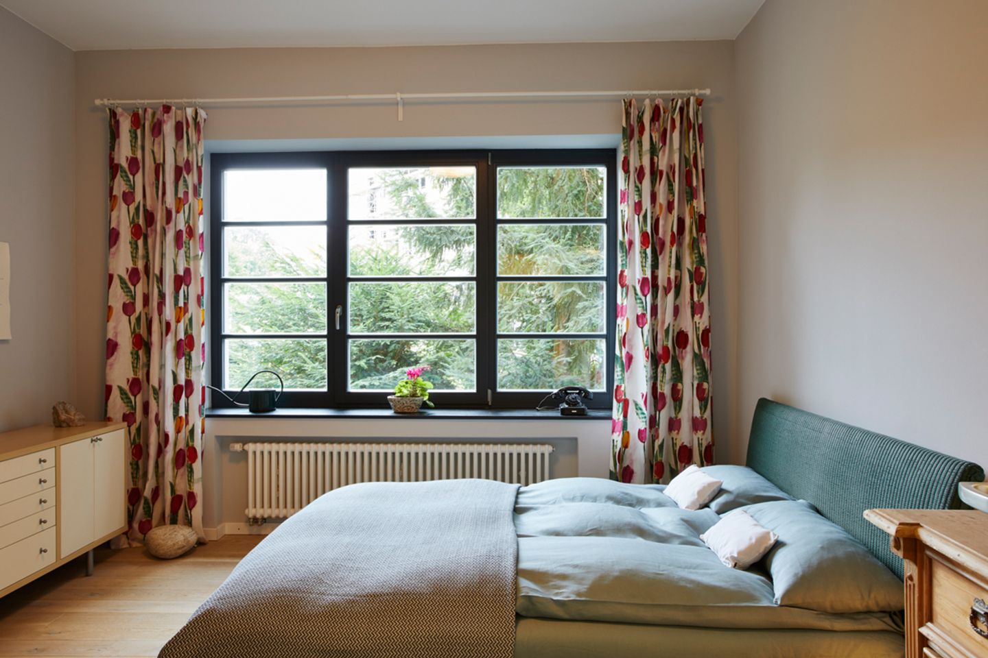 Schlafzimmer mit Sprossenfenstern