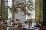 gedeckte Weihnachtstafel mit dekorativem Zweig