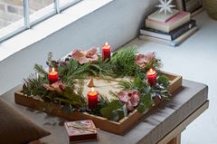 Klassischer Adventskranz aus Tannenzweigen und Eukalyptus und roten Kerzen