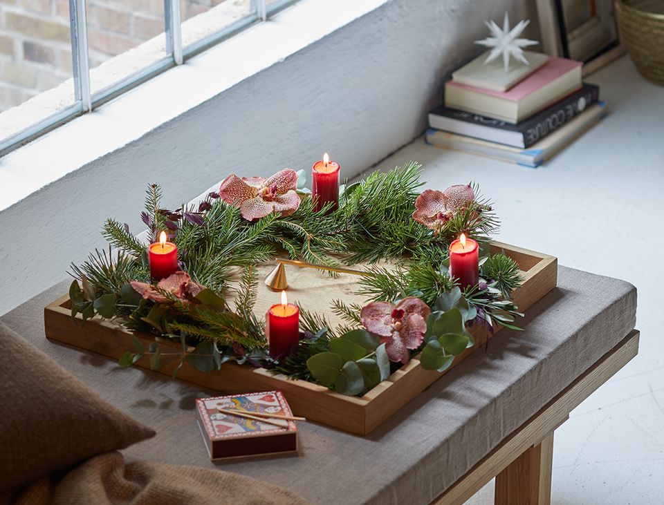 Klassischer Adventskranz aus Tannenzweigen und Eukalyptus und roten Kerzen