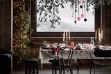 Weihnachten mit Hütten-Romantik - gedeckter Tisch und dekorierte Zweige