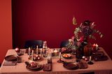 Weihnachtlich gedeckter Tisch in Rottönen