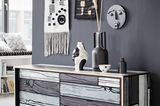 Sideboard in Holzoptik vor grauer Wand